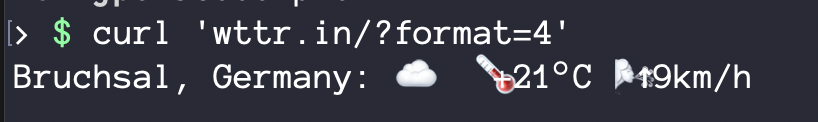 Aufruf von "curl wttr.com/?format=4" im Terminal. Ergebnis ist eine Zeile mit den aktuellen Wetterdaten am aktuellen Ort.