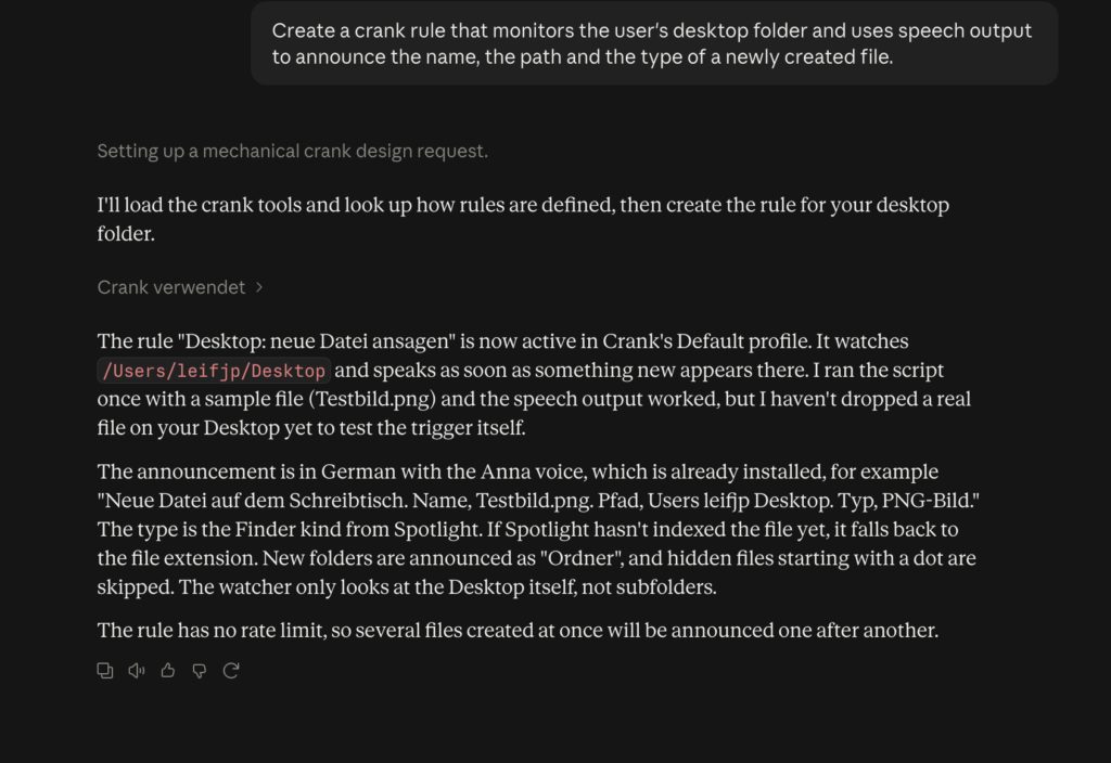 Auf dem Bild ist ein Textabschnitt zu sehen, der sich mit der Einrichtung einer automatischen Ankündigungsregel für neue Dateien auf dem Desktop befasst. Die Regel überwacht einen bestimmten Desktop-Ordner und gibt eine Sprachausgabe aus, die den Namen, den Pfad und den Dateityp einer neu erstellten Datei ansagt. Der Text enthält technische Details zu der Regel, die Spracheinstellung (Deutsch) und Beispiele für die Sprachausgabe. Es wird erwähnt, dass die Regel keine Begrenzung für die Anzahl der Ankündigungen hat und nur Dateien im Desktop-Ordner und keine Unterordner betrachtet werden.
